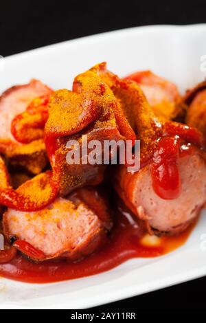 Primo piano di una salsiccia di curry Foto Stock