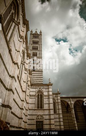 Facciata della Cattedrale di Siena dettaglio / Facciata particolare della Cattedrale Metropolitana di Santa Maria Assunta Foto Stock