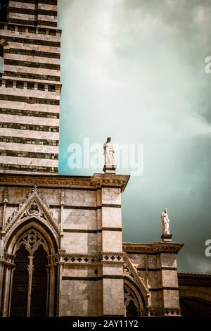 Campanile della Cattedrale di Siena / Facciata particolare della Cattedrale Metropolitana di Santa Maria Assunta Foto Stock