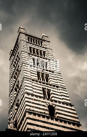 Campanile della Cattedrale di Siena / Facciata particolare della Cattedrale Metropolitana di Santa Maria Assunta Foto Stock