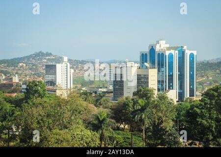 Kampala, Uganda - 21 gennaio 2015: Business center della città tra gli alberi verdi. Vista dall'alto. Foto Stock