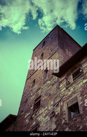 Torre muraria in mattoni / facciata medievale a Colle di Val d'Elsa, Toscana, Italia Foto Stock