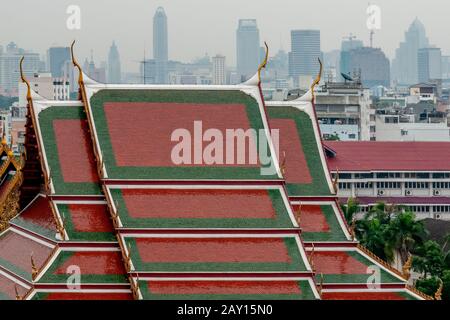 Bella vista da Wat Saket verso il quartiere Pom Prap Sattru Phai con i tetti dei templi del centro di Bangkok, Thailandia Foto Stock