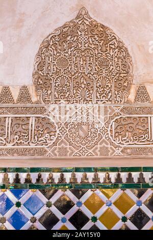 Piastrelle Alhambra dettaglio su muro mosaico con albero di vita nel cortile dei Myrtles al palazzo Alhambra, Granada, Andalusia, Spagna nel mese di febbraio Foto Stock