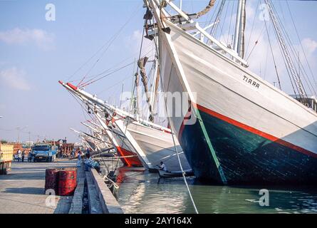 Tiara e altri panini che trasportano legname al molo di Sunda Kelapa, Jakarta, Indonesia, giugno 1995 Foto Stock