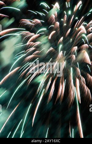 Il display Firework crea un'astrazione colorata di contrasto e colore con movimenti sfocati contro un cielo notturno oscurato. Baltimore, Maryland. Foto Stock