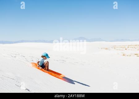 6 anni slitta su dune di sabbia Foto Stock