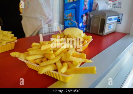 Oosterscheldekering, Paesi Bassi, Agosto 2019. La portata principale in un chiosco di cibo di strada: Patatine fritte. Una porzione è pronta per essere gustata, una dose ricca Foto Stock