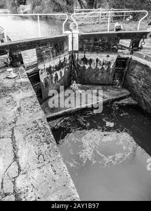 Fotografia in bianco e nero di Hungerford Lock, Kennet e Avon Canal, Berkshire, Inghilterra, Regno Unito, GB. Foto Stock