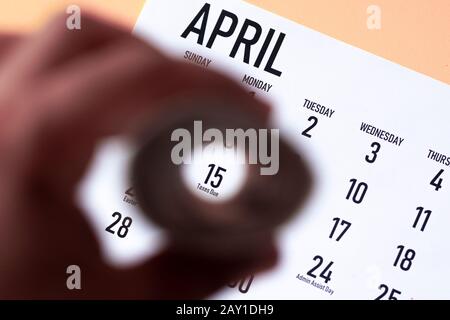 Uomo che fa sniper obiettivo ottico. 15th aprile fiscale 2020 negli Stati Uniti in AIM. Calendario Fiscale 2020. Importante Data Di Scadenza dell'imposta IRS e Data Di Scadenza contrassegnate Foto Stock