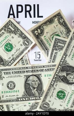 Giorno fiscale 2020 negli Stati Uniti. Calendario Fiscale 2020. Data E Scadenza imposte IRS importanti. Calendario coperto con dollari Foto Stock