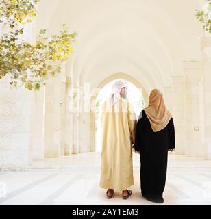 Coppia araba musulmana che cammina insieme Foto Stock