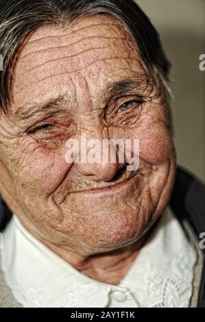 Ritratto closeup di anziana donna felice sorridente Foto Stock