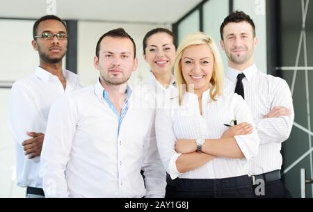 Ritratto d'affari - felici dirigenti multietnici che stanno insieme Foto Stock