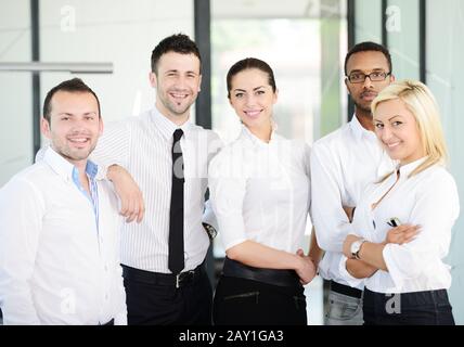 Ritratto d'affari - felici dirigenti multietnici che stanno insieme Foto Stock