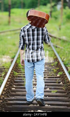 Ragazzo che ha la chitarra sulla schiena Foto Stock