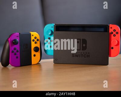 UK - Feb 2020: Nintendo Switch neon Joy con controller e console portatile sul tavolo Foto Stock