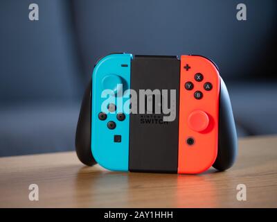 UK - Feb 2020: Nintendo switch blu e rosso neon joy con impugnatura pad controller per il gioco Foto Stock