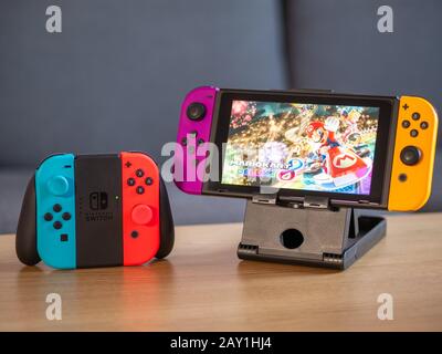 UK - Feb 2020: Interruttore Nintendo con Mario Kart sullo schermo in casa impostazione Foto Stock