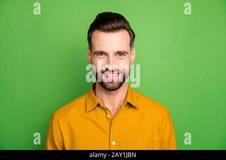 Primo piano ritratto del suo lui bello allegro allegro allegro barbuto marrone-capelli ragazzo indossando casual formale camicia isolato su brillante brillante brillante brillantezza Foto Stock