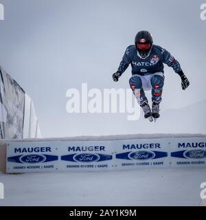 Perce, Quebec, Canada - 1 febbraio 2020 - Salti eseguiti dai partecipanti al concorso Redbull Ice Cross. Foto Stock