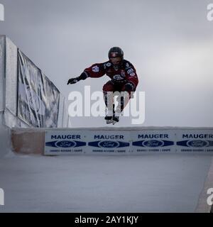 Perce, Quebec, Canada - 1 febbraio 2020 - Salti eseguiti dai partecipanti al concorso Redbull Ice Cross. Foto Stock