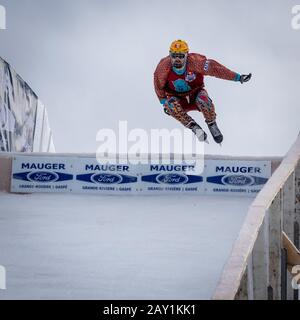 Perce, Quebec, Canada - 1 febbraio 2020 - Salti eseguiti dai partecipanti al concorso Redbull Ice Cross. Foto Stock