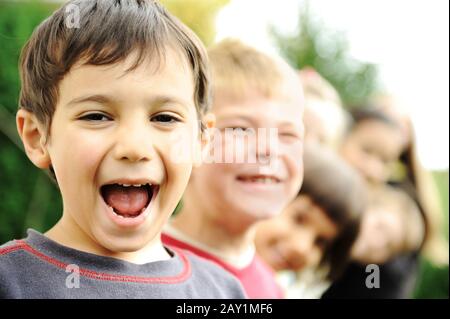 Foto di felice ragazze con bello lads davanti sorridente in telecamera Foto Stock