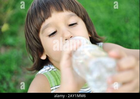 Bambino di bere acqua pura in natura Foto Stock