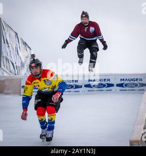 Perce, Quebec, Canada - 1 febbraio 2020 - Salti eseguiti dai partecipanti al concorso Redbull Ice Cross. Foto Stock