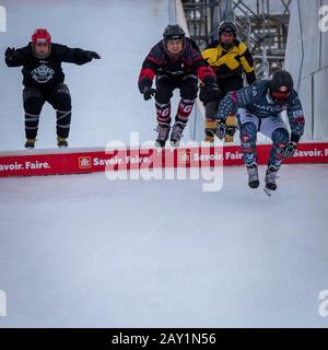 Perce, Quebec, Canada - 1 febbraio 2020 - Salti eseguiti dai partecipanti al concorso Redbull Ice Cross. Foto Stock