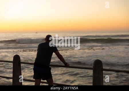 Jogger in piedi sul mare Foto Stock