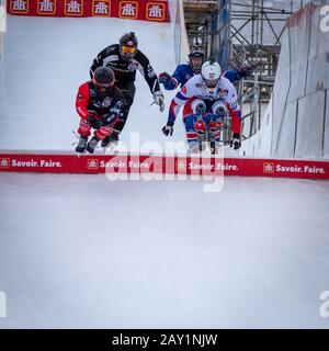 Perce, Quebec, Canada - 1 febbraio 2020 - Salti eseguiti dai partecipanti al concorso Redbull Ice Cross. Foto Stock