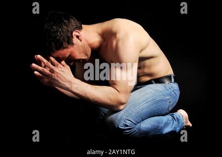 Giovane uomo in posa Foto Stock