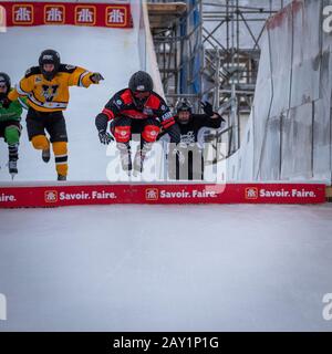 Perce, Quebec, Canada - 1 febbraio 2020 - Salti eseguiti dai partecipanti al concorso Redbull Ice Cross. Foto Stock