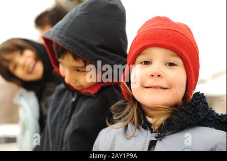 Buon gruppo di bambini all'aperto Foto Stock