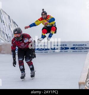 Perce, Quebec, Canada - 1 febbraio 2020 - Salti eseguiti dai partecipanti al concorso Redbull Ice Cross. Foto Stock