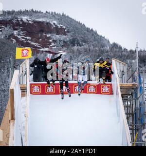 Perce, Quebec, Canada - 1 febbraio 2020 - Salti eseguiti dai partecipanti al concorso Redbull Ice Cross. Foto Stock