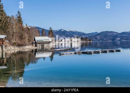 Walchensee in inverno la mattina di una giornata di sole Foto Stock