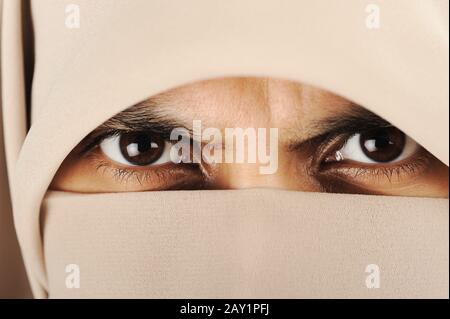 Primo piano di una donna con hijab Foto Stock