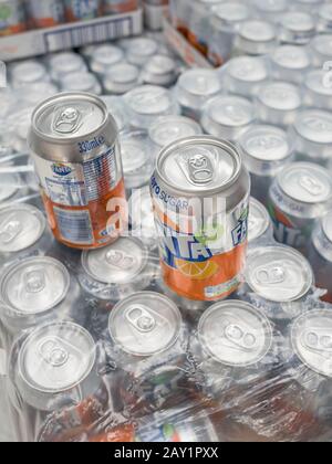 Impila 24 scatole di cartone di Fanta Zero Sugar soft drink in esposizione nel supermercato britannico. Soddisfare le richieste di bevande zuccherate dietetiche, problemi di assunzione di zucchero Foto Stock