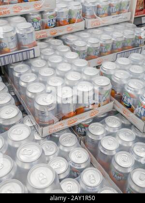 Impila 24 scatole di cartone di Fanta Zero Sugar soft drink in esposizione nel supermercato britannico. Soddisfare le richieste di bevande zuccherate dietetiche, problemi di assunzione di zucchero Foto Stock