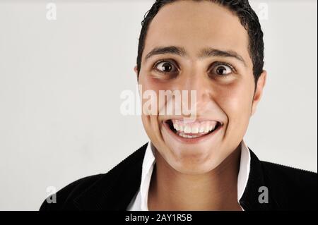 Ritratto di un bel giovane sorridente Foto Stock