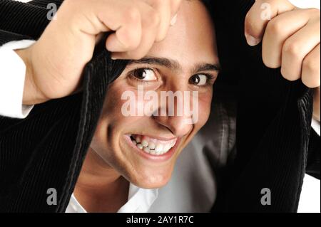 Ritratto di un giovane che fa il copricapo con la giacca Foto Stock