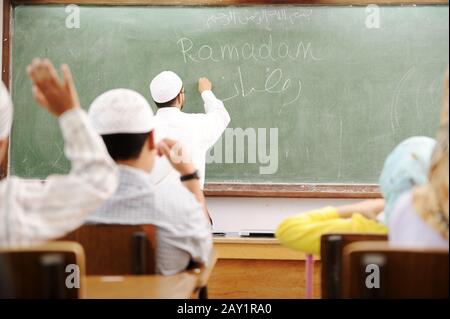 Attività educative in classe a scuola, ragazzi felici di imparare Foto Stock