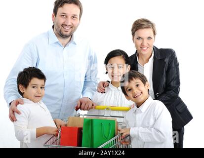 La famiglia felice con un carrello Foto Stock