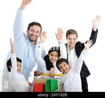 La famiglia felice con un carrello Foto Stock