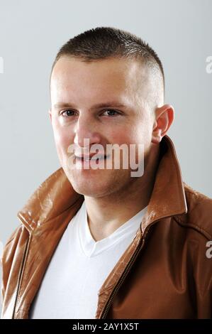 Ritratto del giovane uomo caucasico Foto Stock