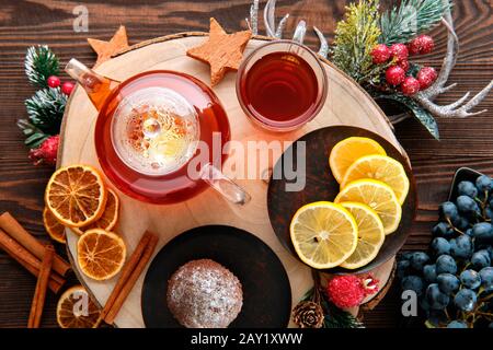 Vista dall'alto di uva e tè al limone con torta al cioccolato Foto Stock