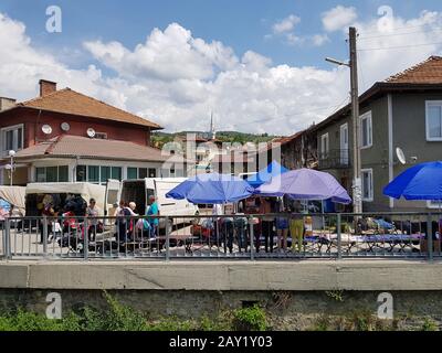 Satovcha, Bulgaria - 06 giugno 2018: Persone non identificate nel mercato settimanale delle strade per ortaggi, frutta e vestiti nel villaggio rurale del sud di Bulga Foto Stock